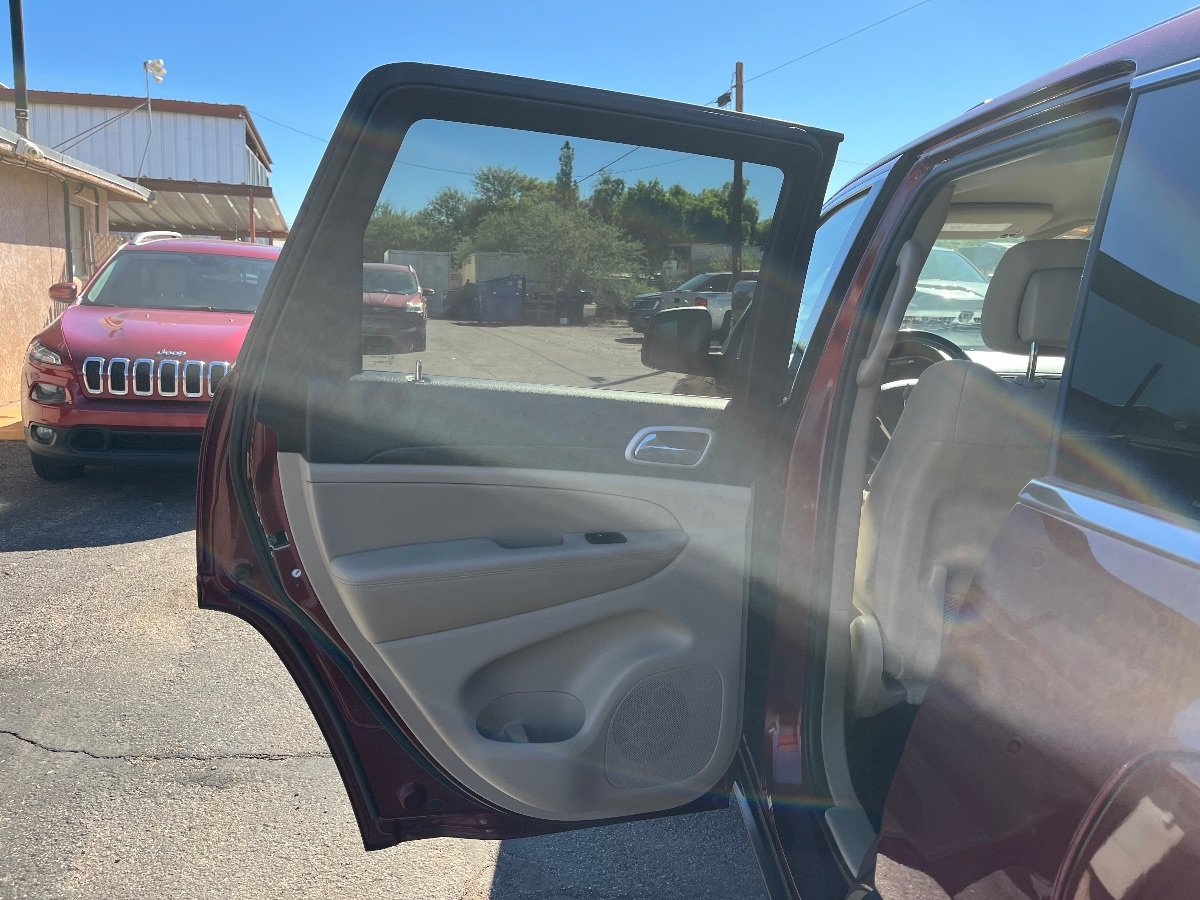 Used 2020 Jeep Grand Cherokee Laredo AWD/4WD image 29