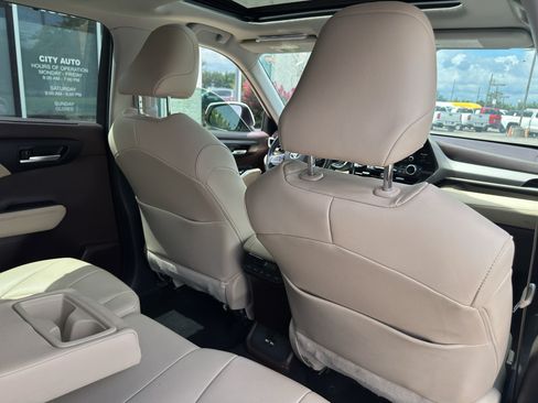 Used 2020 Toyota Highlander XLE FWD image 15