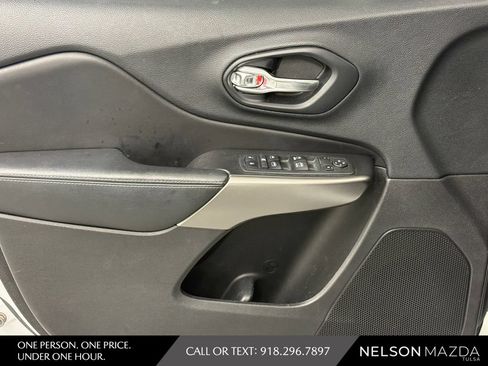 Used 2019 Jeep Cherokee Latitude Plus w/ Comfort/Convenience Group FWD image 18