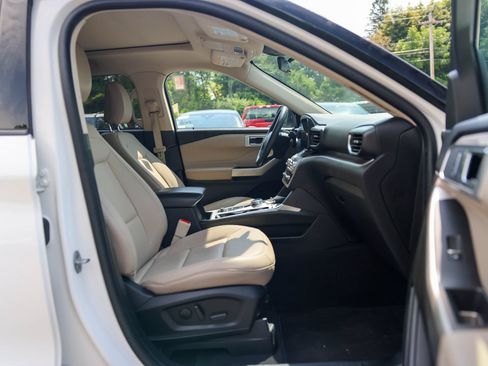 Used 2023 Ford Explorer XLT AWD/4WD image 9