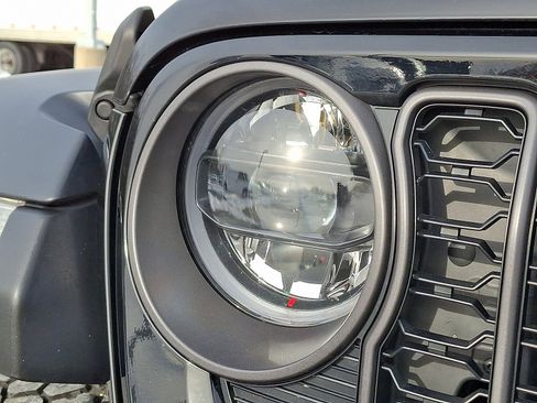 Used 2024 Jeep Gladiator Mojave w/ Convenience Group image 9