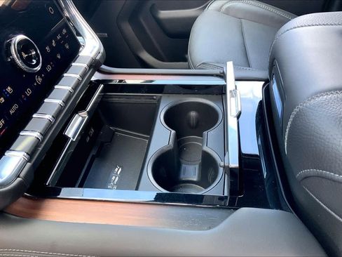 Used 2025 GMC Yukon XL Denali AWD/4WD image 16