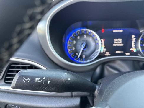 Used 2025 Chrysler Pacifica Select FWD image 25