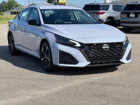Used 2024 Nissan Altima 2.5 SR FWD image 40