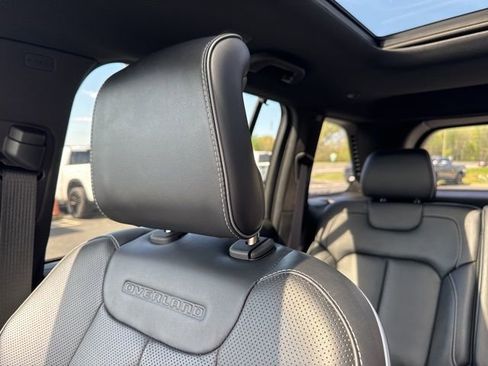 Used 2022 Jeep Grand Cherokee Overland w/ Luxury Tech Group IV AWD/4WD image 38