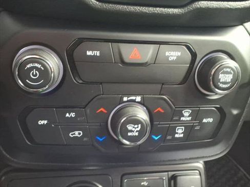 Used 2019 Jeep Renegade Altitude w/ Quick Order Package 2XM AWD/4WD image 25