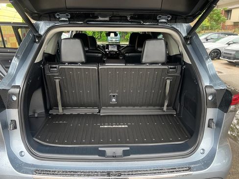 Used 2022 Toyota Highlander XLE AWD/4WD image 12