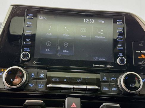 Used 2021 Toyota Highlander XLE AWD/4WD image 9