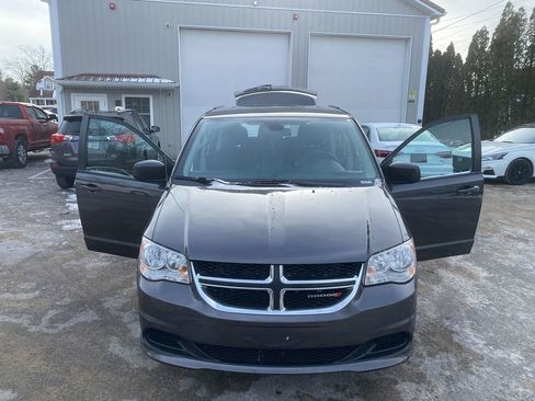 Used 2018 Dodge Grand Caravan SE w/ UConnect Hands-Free Group image 30