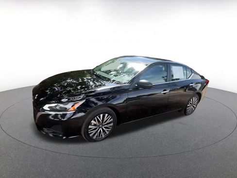 Used 2025 Nissan Altima 2.5 SV FWD image 10