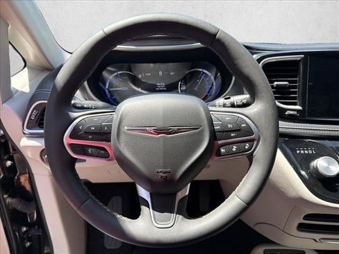 Used 2023 Chrysler Pacifica Touring-L FWD image 15