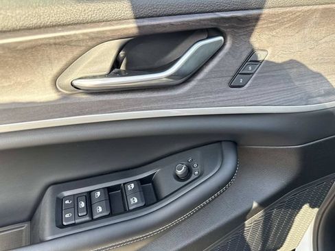 Used 2025 Jeep Grand Cherokee Limited w/ Luxury Tech Group II AWD/4WD image 19