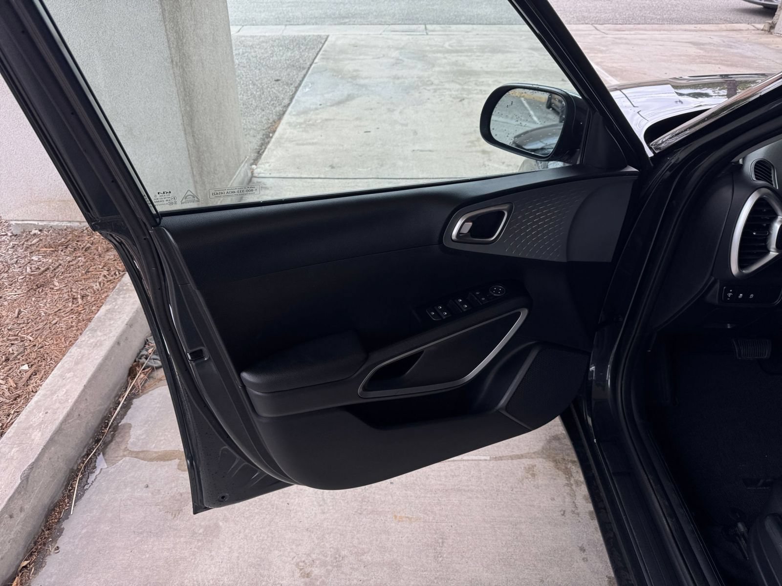Used 2025 Kia Soul LX w/ LX Technology Package FWD image 18