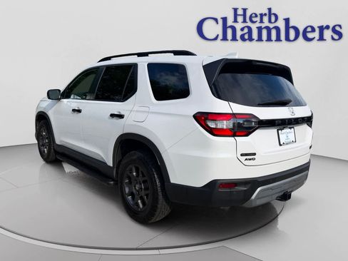 Used 2025 Honda Pilot TrailSport image 3