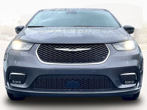 Used 2023 Chrysler Pacifica Touring-L FWD image 2
