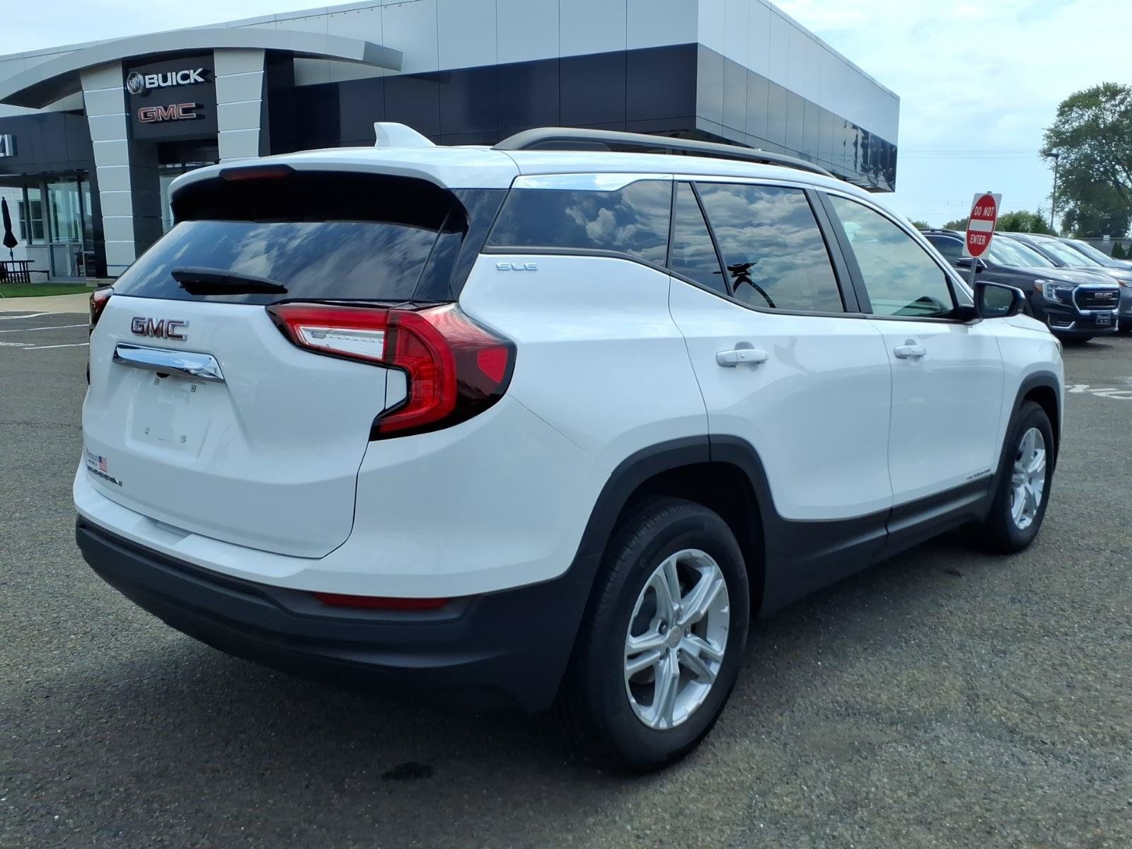 Certified 2024 GMC Terrain SLE w/ Driver Convenience Package FWD image 3