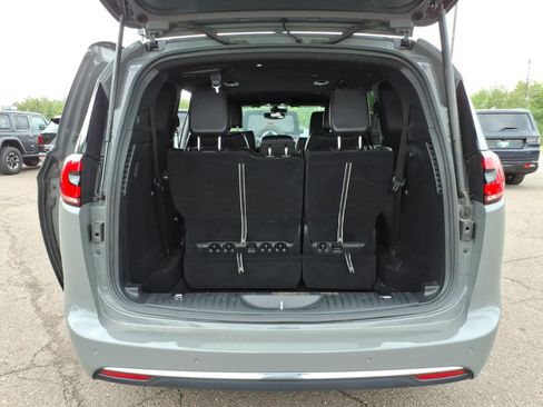 Used 2025 Chrysler Pacifica Select FWD image 14