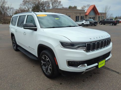 Used 2024 Jeep Wagoneer L Series III w/ Flexible Seating Group AWD/4WD image 8