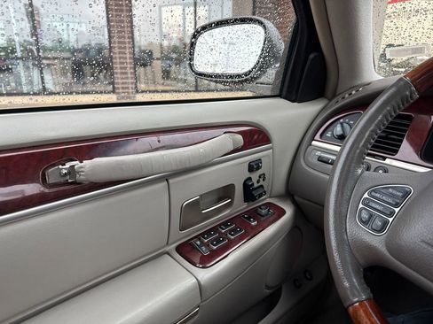Used 2003 Lincoln Town Car Signature RWD image 4