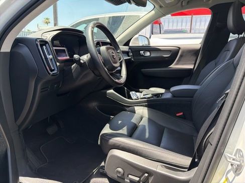 Used 2025 Volvo XC40 B5 Plus AWD/4WD image 7