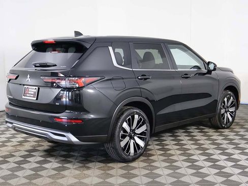 New 2025 Mitsubishi Outlander SE image 12