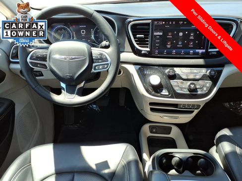 Used 2024 Chrysler Pacifica Touring-L FWD image 11