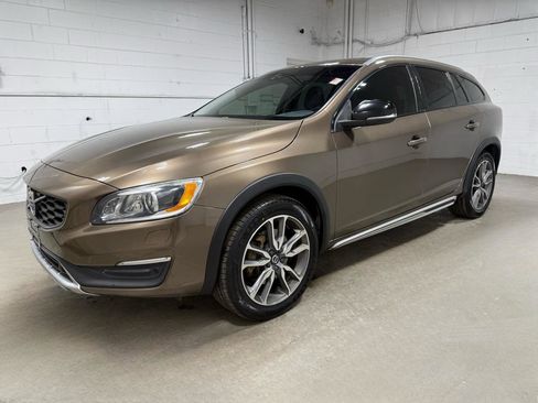 Used 2018 Volvo V60 T5 Cross Country Platinum image 1