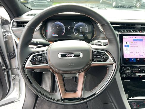 Used 2025 Jeep Grand Cherokee Summit w/ Obsidian Package AWD/4WD image 16