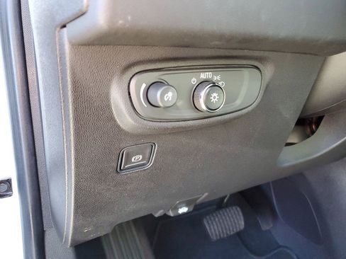 Used 2023 GMC Terrain SLE w/ Driver Convenience Package image 9