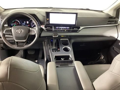 Used 2025 Toyota Sienna XLE FWD image 34