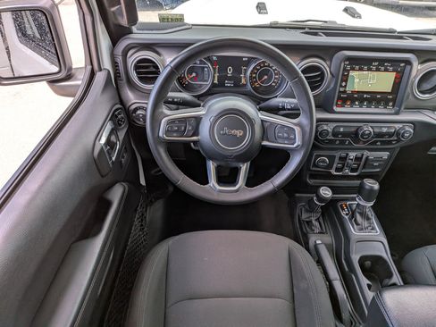 Used 2023 Jeep Gladiator Overland AWD/4WD image 17