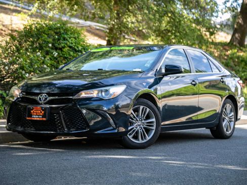 Used 2017 Toyota Camry SE FWD image 1