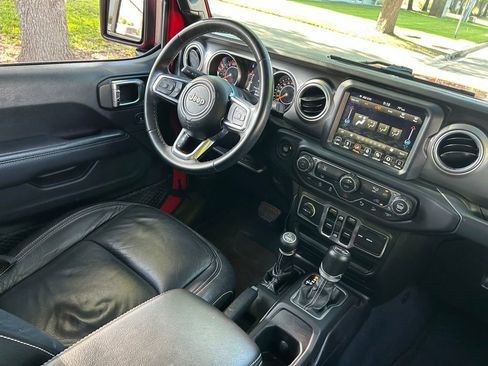 Used 2018 Jeep Wrangler Unlimited Sahara AWD/4WD image 9