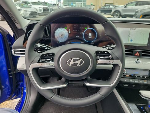 New 2025 Hyundai Elantra Limited image 22