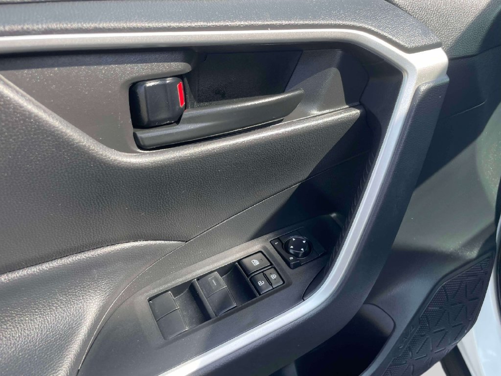 Used 2023 Toyota RAV4 LE AWD/4WD image 17
