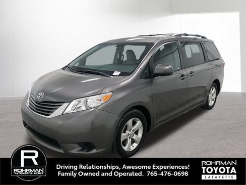 Used 2017 Toyota Sienna LE FWD image 1