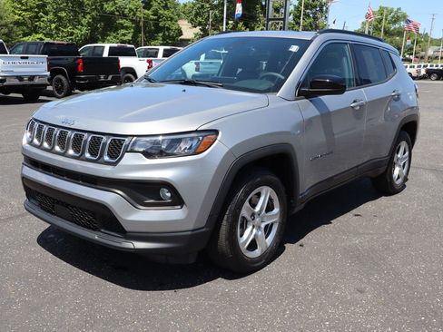 Used 2024 Jeep Compass Latitude w/ Sun and Sound Group AWD/4WD image 35