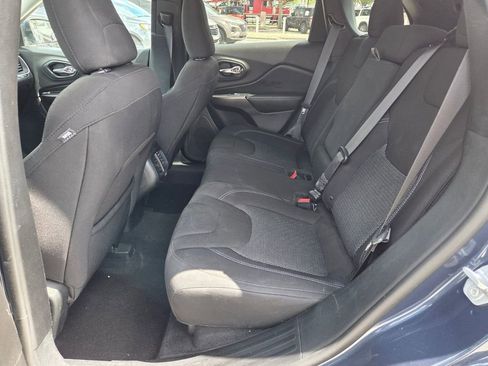 Used 2019 Jeep Cherokee Latitude w/ Cold Weather Group AWD/4WD image 5