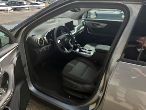 Used 2025 Chevrolet Blazer LT FWD image 3