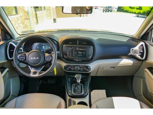 Used 2025 Kia Soul LX w/ LX Technology Package image 12