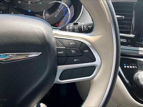 Used 2018 Chrysler Pacifica Limited FWD image 19