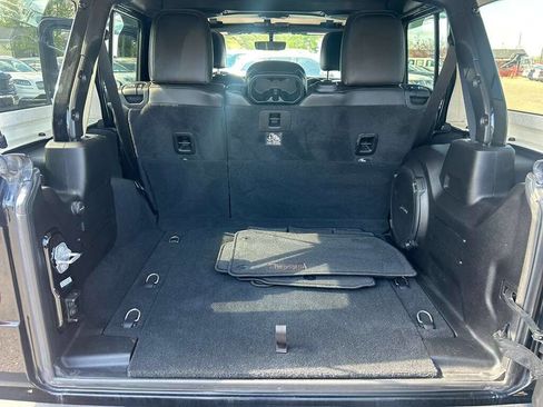 Used 2018 Jeep Wrangler Unlimited Sahara w/ Uconnect 4C Nav & Sound Group AWD/4WD image 17