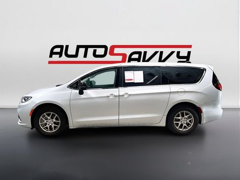 Used 2024 Chrysler Pacifica Touring-L FWD image 4