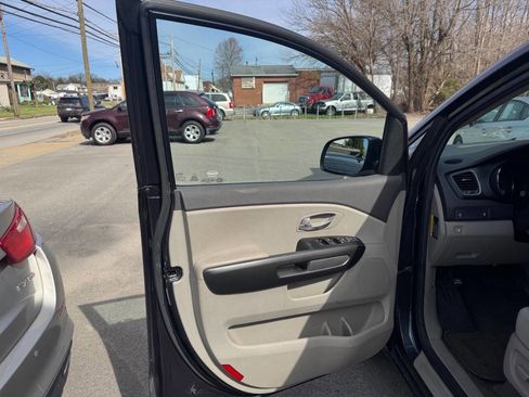 Used 2016 Kia Sedona LX w/ LX Convenience Package image 10