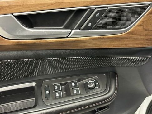Used 2024 Volkswagen Atlas SE AWD/4WD image 13