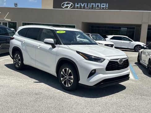 Used 2023 Toyota Highlander XLE FWD image 4