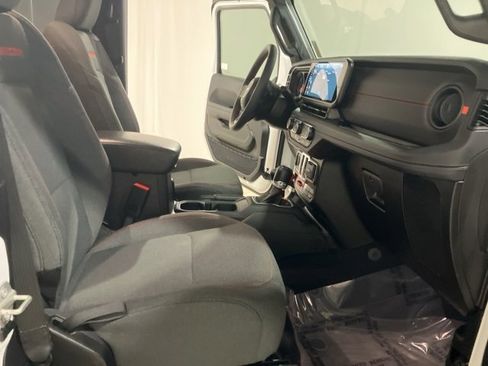 Used 2024 Jeep Wrangler Rubicon w/ Technology Group image 24
