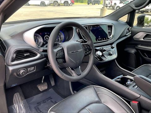 Used 2025 Chrysler Pacifica Limited FWD image 19