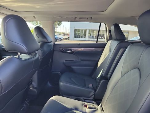 New 2025 Toyota Highlander Platinum image 10