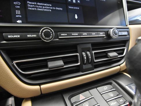 Used 2020 Porsche Macan image 23